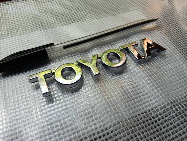 【ゆうパケット送料込】TOYOTA(トヨタ) エンブレム 両面テープ付 メッキシルバー 横11.5cm×縦2.1cm