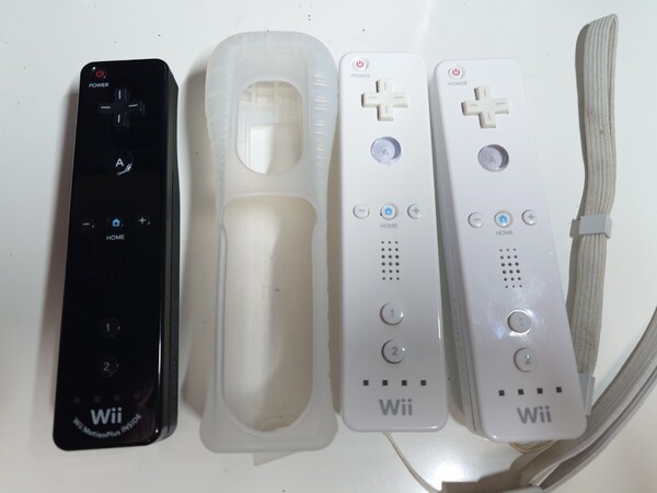 【送料無料、美品】任天堂 Wii リモコンプラス RVL-036/RVL-003 純正 3本セット(黒1・白2)カバー付