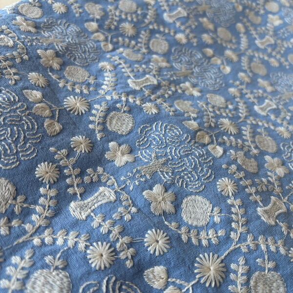 新仕様入荷 綺麗な水色のコットンリネン地にりんご木の刺繍生地ハギレ布