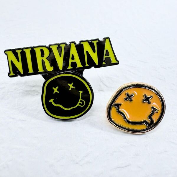 【ピンバッジ】ニルヴァーナ NIRVANA 黒 ロゴ付き スマイリー 2個セット