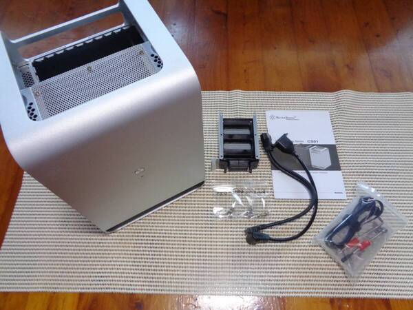 > SilverStone製 ケース mini-itx アルミ SST-CS01