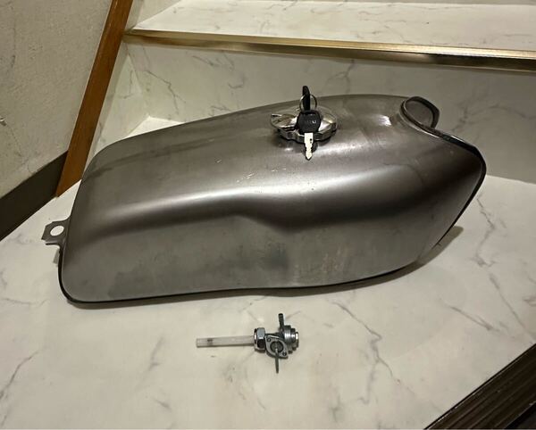 【送料無料】バイク用 燃料タンク 9L 未塗装 カフェレーサー 汎用