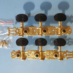 ゴールドメッキが非常に綺麗な軸間35㎜のクラシックギターペグ(ペグボタン黒)