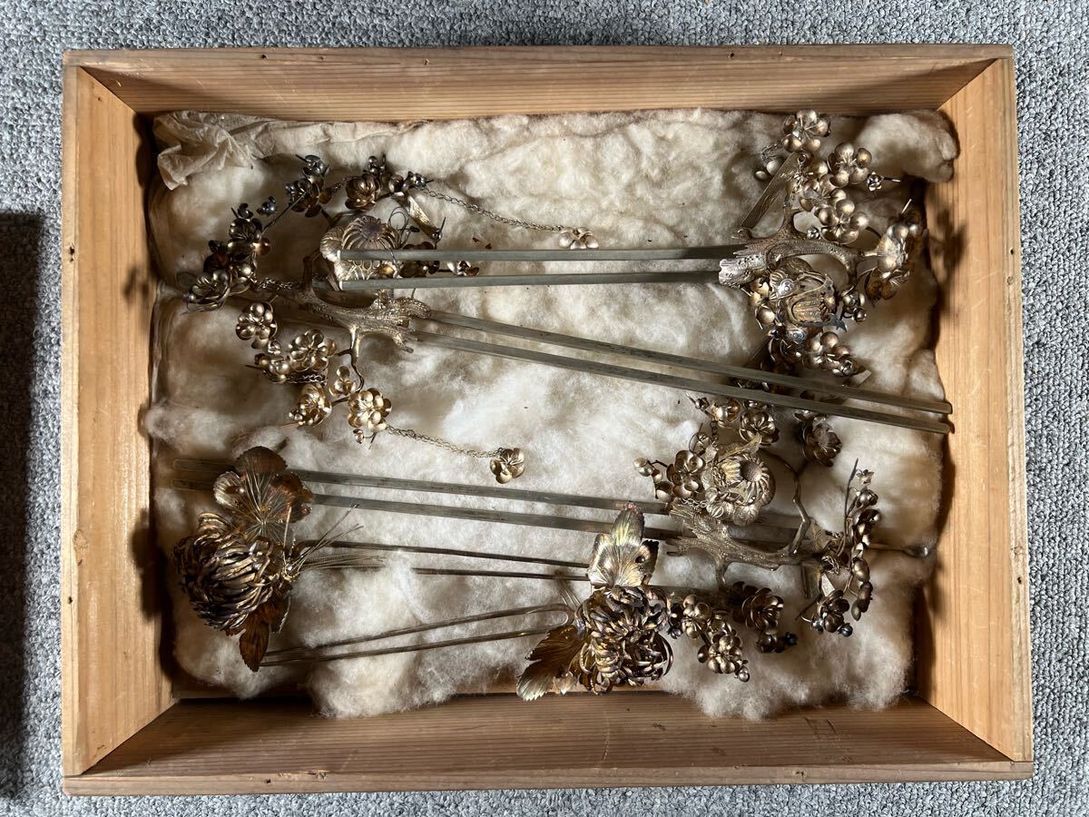 銀製／菊の家紋の槍飾り台・昭和初期のもの　ボンボニエール。【銀製／服部製。】。 銀製／菊の家紋の槍飾り台・昭和初期のもの ボンボニエール