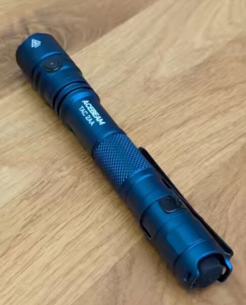 新品未使用品 ACEBEAM TAC 2AA LED 1400ルーメン 304メートル ポータブル EDC