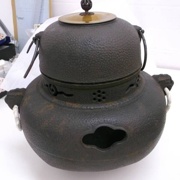 ★送料無料★ 那古野釜 釜師 伊藤宝斎 鉄槌目 鬼面 風炉 茶道具 鉄瓶 鉄釜 茶釜 未使用品 経年保管品 参考定価48000円