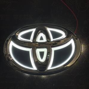 【送料無料】国内発送 TOYATA トヨタ 4D LEDエンブレム 交換式 フロント用 リア用 11cm×7.5cm ホワイト