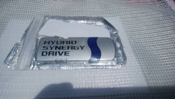 【ゆうパケット送料込】ハイブリッド シナジー ドライブ(HYBRID SYNERGY DRIVE) シルバー(ツヤ消し) 金属製 3Dエンブレム