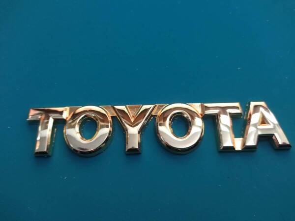 【ゆうパケット送料込】TOYOTA 3Dエンブレム(両面テープ付) ゴールド 縦2.4cm×横12cm トヨタ 金属製
