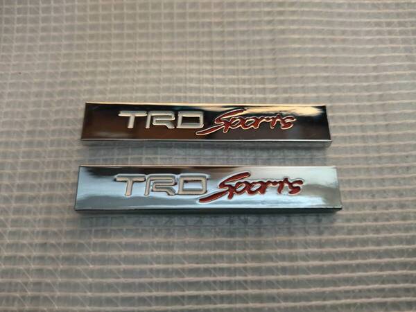 【ゆうパケット送料込】TRD Sports エンブレムプレート 白/赤 縦1.0cm×横6.0cm 2枚組 金属製 トヨタ TOYOTA