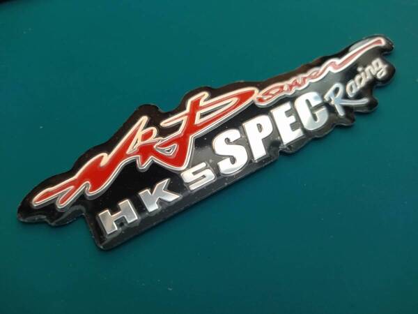 【ゆうパケット送料込】HKS エンブレムプレート レッド 縦4cm×横14.5cm×厚さ2mm