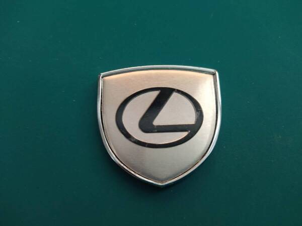 【ゆうパケット送料込】LEXUS(レクサス) ホームベース型エンブレム シルバー 縦3.9cm×横3.9cm×厚さ2.5mm