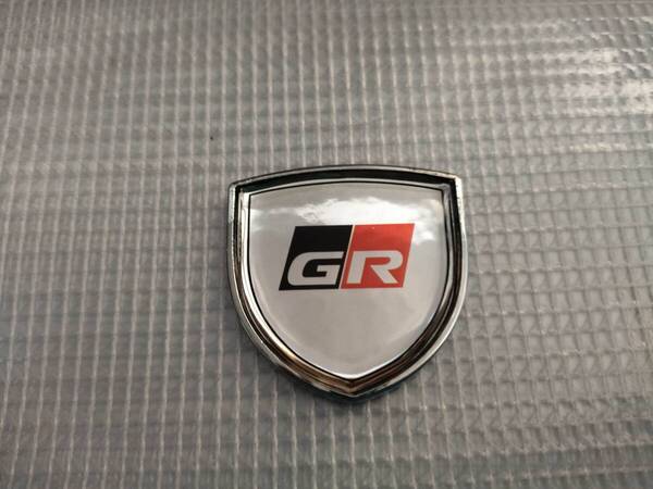 【ゆうパケット送料込】GR(ガズーレーシング) ホームベース型エンブレム シルバー 縦3.9cm×横3.9cm×厚さ2.5mm トヨタ
