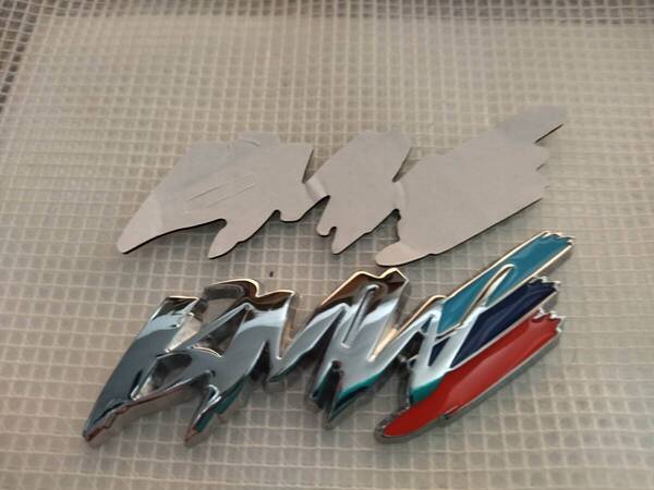 【ゆうパケット送料込】BMW 3Dエンブレム メッキシルバー 両面テープ付 金属製