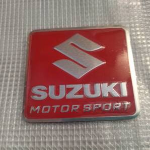 【ゆうパケット送料込】SUZUKI(スズキ) エンブレムプレート レッド 縦5.5cm×横6cm アルミ製