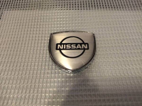 【ゆうパケット送料込】NISSAN(日産) ホームベース型エンブレム シルバー 縦3.9cm×横3.9cm×厚さ2.5mm