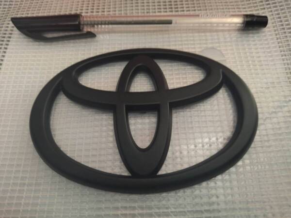 【11㎝】【ゆうパケット送料込】トヨタ(TOYOTA) ロゴ 3Dエンブレム マットブラック 縦7.5×横11 フロントグリル用 リア用