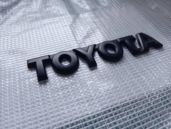 【ゆうパケット送料込】TOYOTA 3Dエンブレム(両面テープ付) マットブラック 縦2.4cm×横12cm 金属製 トヨタ 豊田
