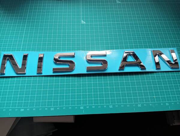 【ゆうパケット送料込】NISSAN エンブレム メッキシルバー 横35cm×縦4.5cm×厚さ5mm ビッグサイズ