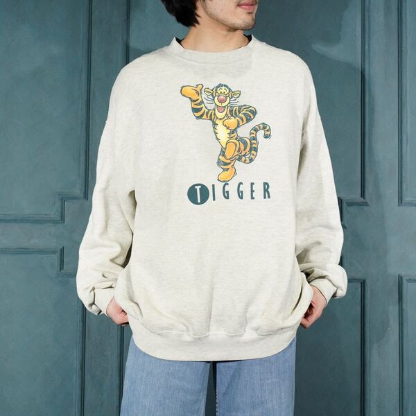 USA VINTAGE The DISNEY store CHARACTER PRINT DESIGN SWEAT SHIRT/アメリカ古着キャラクタープリントデザインスウェット
