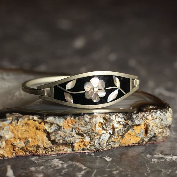USA VINTAGE ALPACA MEXICO FLOWER STONE INLAY DESIGN BANGLEアメリカ古着アルパカメキシコお花ストーンインレイデザインバングル