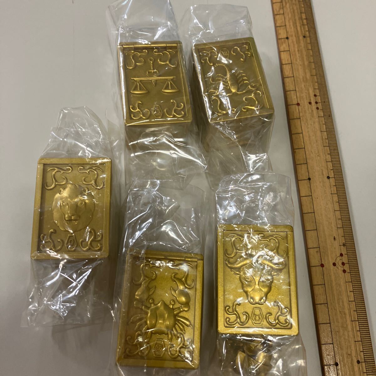 聖闘士星矢 カードゲームコレクション 黄金聖衣争奪編 未開封 15パック Amazon.co.jp: 聖闘士星矢 黄金聖衣コレクション × 全4種セット