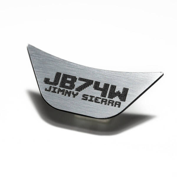 スズキ ジムニーシエラ(JB74W)用 ステアリングロゴプレート シルバー