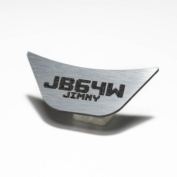 スズキ ジムニー(JB64W)用 ステアリングロゴプレート シルバー