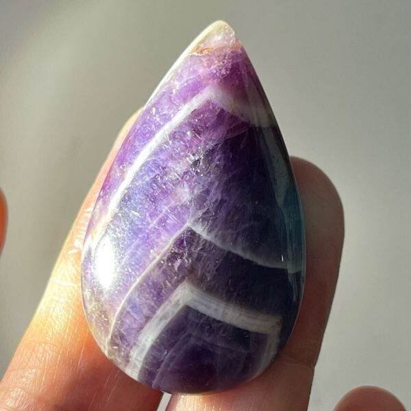 シェブロンアメジスト 大きめ ルース 雫 68.85ct 天然石 ペンダント 素材 帯留 根付 コレクション パワーストーン お守り 開運 財運 恋愛運