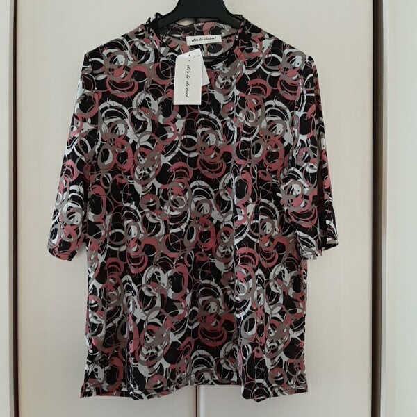 新品タグ付【M~L】春夏 薄手 半袖 カットソー ブラウス ポリエステル ミセス レディース 首元フリル ピンク 黒 118260 船場ニット
