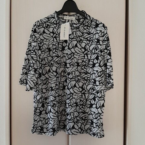 新品タグ付【M~L】春夏 薄手 半袖 カットソー ブラウス ポリエステル ミセス レディース 首元フリル 花柄 白 黒 118260 船場ニット