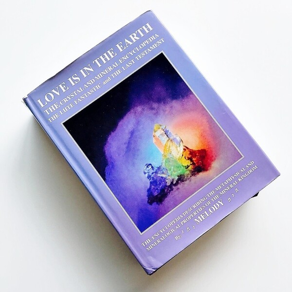 洋書本 A.メロディ女史愛は地球の中にパワーストーンクリスタルと鉱物百科事典Love is in the Earth The Crystal and Mineral Encyclopedia