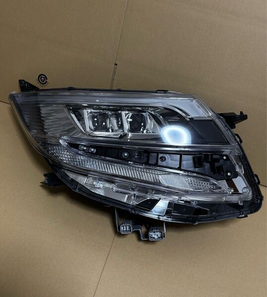 極美/ 80系 ノア エスクァイア ZRR80G 後期 純正 LED 右 ヘッドライト ICHIKOH 28-239 打刻印『M』トヨタ純正