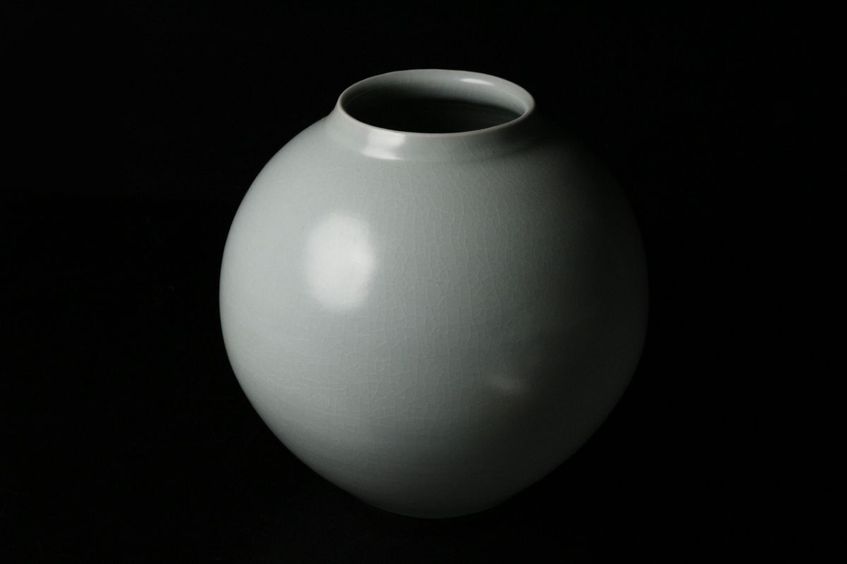 中島宏　青磁壺　共箱付　国重要無形文化財　弓野窯　高さ29.5cm　直径28cm 中島宏 青磁壺 共箱付 国重要無形文化財 弓野窯 高さ29.5cm 直径