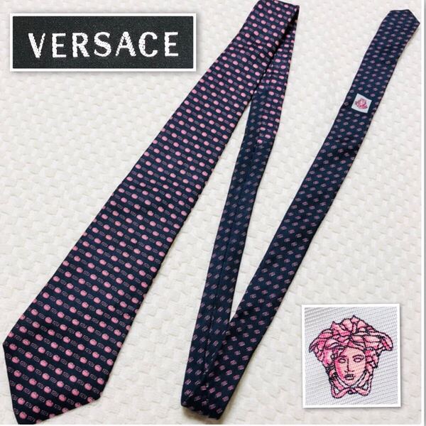 ■美品■VERSACE ヴェルサーチ ネクタイ スカーフ柄 ギリシア雷文 かぼちゃ 総柄 シルク100% イタリア製 ブラック×ピンク