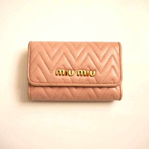 $ 美品 $ 希少カラー♪■ ミュウミュウ ■ miumiu ■ マテラッセ ギャザー レザー製・ 6連 キーケース■ さくら色 ピンク系× ゴールド金具