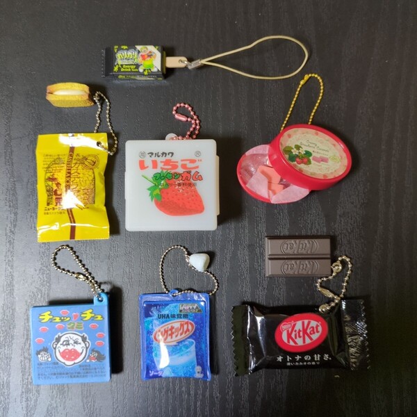 お菓子 ミニチュア チャーム キーホルダー まとめ売り★いちご生キャラメル いちごフーセンガム キットカット ガリガリ君 シゲキックス他