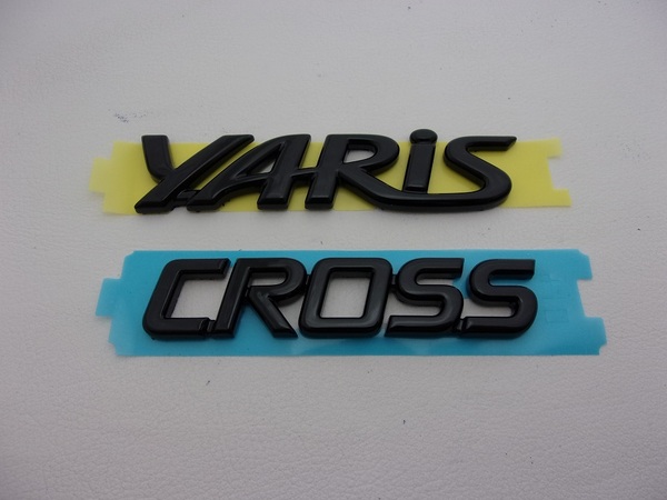 【 トヨタ 10系 後期 ヤリス クロス : MXPB・MXPJ 】 10系 YARiS CROSS トヨタカラー NO.202 艶有ブラック エンブレム 文字 2点セット