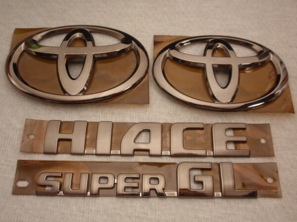7トレジャー 【トヨタ 200系 ハイエース 標準ボディー 200系 HIACE SUPER GL】 ダーク プライム ブラック エンブレム フロント&リア 4点
