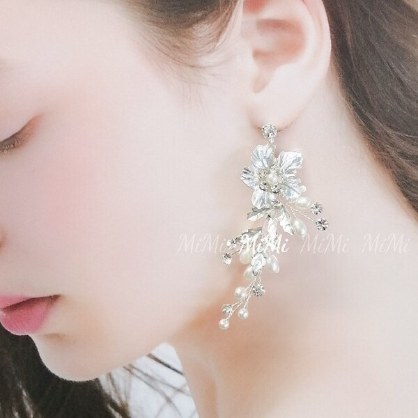 ピアス / イヤリング ウェディングアクセサリー パール ブライダル シルバー ロング 長め フラワー ネジバネ式 結婚式 大きめ 花嫁 お花
