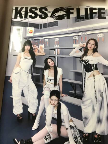 KISS OF LIFE 224 Magazine ver.