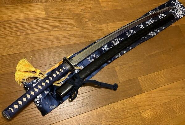 居合刀 模造刀 2尺4寸5分 刃長約74cm 鞘払い約850g 二本樋 豚革巻柄 黒渦塗鞘 梅図鍔 梵字図目貫 蜂の巣図縁頭 刀袋付 刀部製