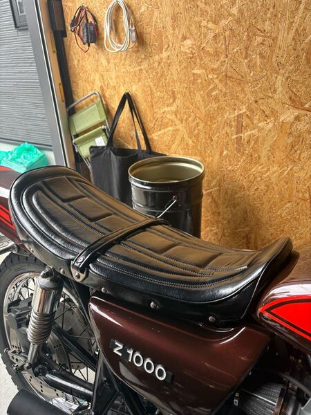 KZ バナナシート 鋲打ち KZ1000 KZ900 KZ1000ltd 艶有り黒レザー Z1 Z2