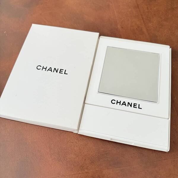★ CHANEL シャネル ロゴ入り 回転式 スタンド 卓上ミラー 鏡 ミラー 白 ホワイト メイク小物 ノベルティ 非売品 極美品 ★