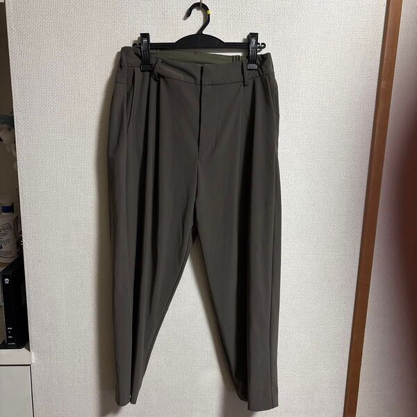 ユニクロ 感動タックパンツ カーキ ウエスト76cm 股下70cm