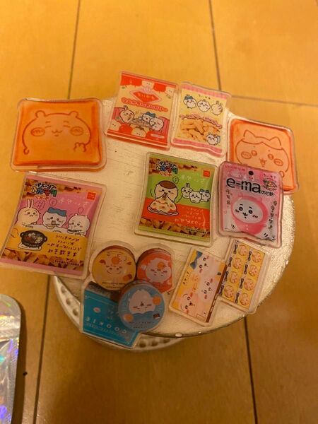 ちいかわお菓子アクリルパーツ4センチ