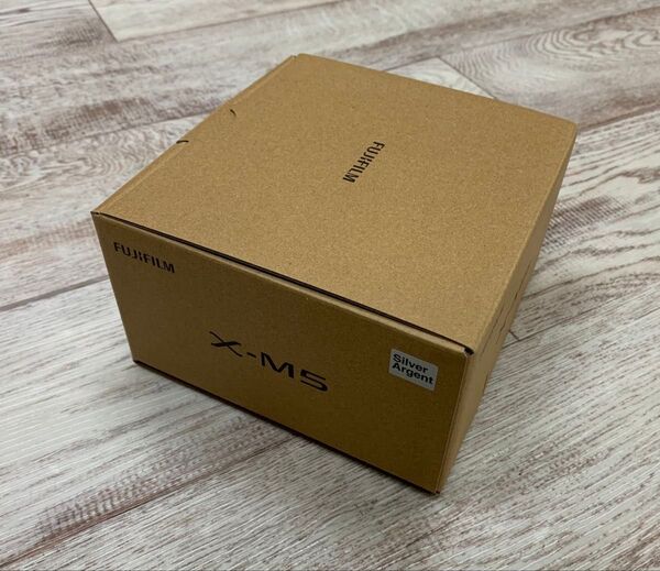 新品未使用未開封 FUJIFILM X-M5 ボディ (シルバー)