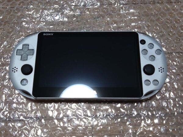 PS Vita Wi-Fiモデル シルバー PCH-2000 ZA25 SONY ソニー