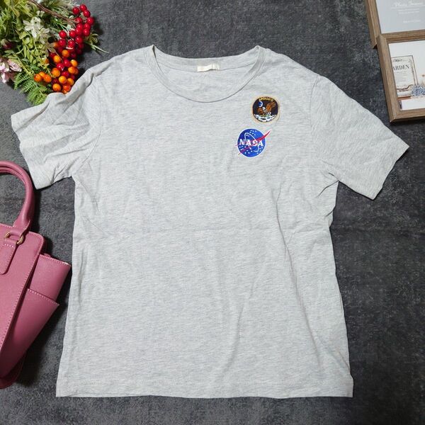 GU NASA コラボTシャツ カットソー(M)グレー 綿100% ワッペン 刺繍 クールネック カジュアル アメカジ