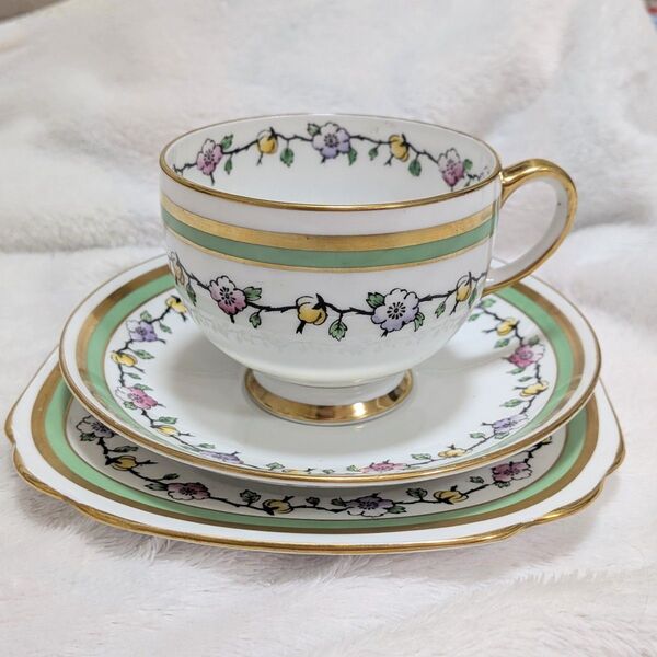 ロイヤルアルバート ROYAL ALBERT 創立初期の手描き花柄 1927-1934年 カップ ティーカップ ソーサー トリオ